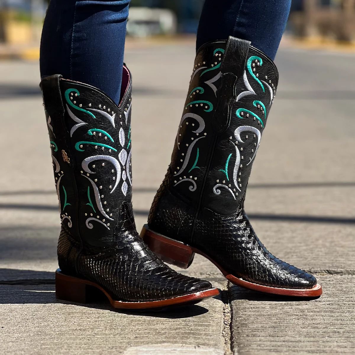 BOTA VAQUERA PARA DAMA DE PIEL MODELO JOYA.